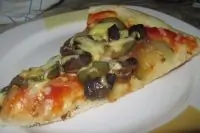 Пикантная пицца с шампиньонами и маринованными огурцами