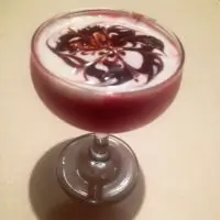 Малиновый воздушный десерт с шоколадом