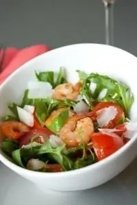 Салат с креветками и рукколой под французским соусом