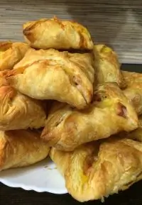 Слойка с ветчиной и сыром