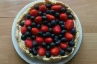 Торт с ягодами и сливочным кремом