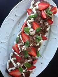 Шоколадный рулет с клубникой и маскарпоне