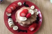 Панкейки с корицей, фруктами и сиропом