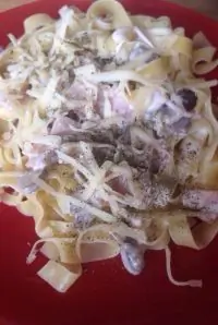 Паста фетучини с ветчиной и шампиньонами