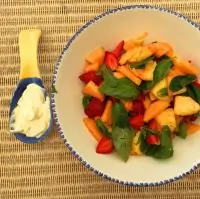 Фруктовый салат с соусом крем-фреш