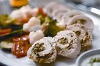 Куриные рулеты с паровыми овощами