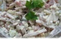 Весенний овощной салат с копченым сыром и окороком