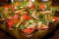 Салат с солеными грибами и свежими помидорами