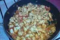 Курица с овощами и томатной пастой