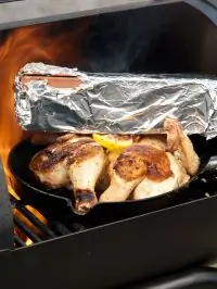 Цыпленок адобо под грузом