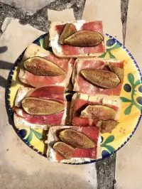 Брускетта по провански с инжиром и лавандовым медом