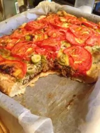 Пирог с тунцом, луком и помидорами