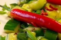 Огуречный салат с красным чилийским перцем