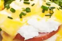 Бенедиктинские яйца с голландским соусом