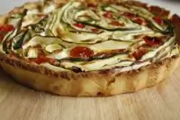 Сырный киш с черри и лепестками цукини