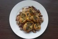 Помятый молодой картофель с зеленью и чесноком