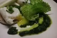 Яйцо пашот на тостах с соусом песто и сельдереем