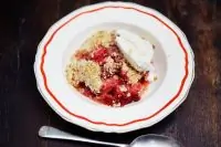 Безглютеновый крамбл с ревенем и клубникой