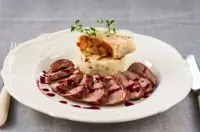 Филе утки с пюре и вишневым соусом