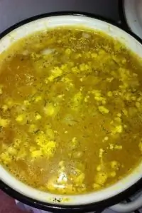 Суп с яйцом, рисом и зеленым горошком