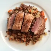 Утиная грудка с чечевицей и соусом из ревеня