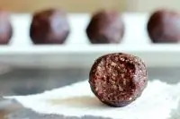 Шарики из фиников с какао-бобами