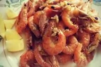 Жареные королевские креветки с чесноком