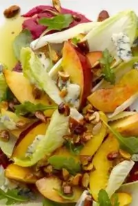 Сладкий летний салат с нектаринами и свеклой