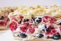 Пирог из слоеного теста со сметаной и ягодама