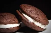 Печенье шоколадное с ванильной прослойкой