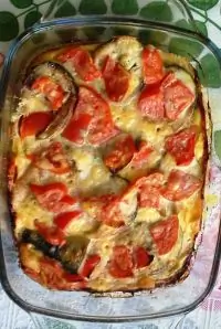 Скумбрия с овощами под сметанной заливкой