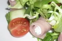 Салат из ветчины и творожного сыра