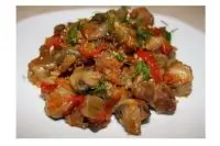 Мясо, тушеное с шампиньонами и сладким перцем