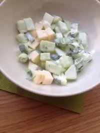 Огуречный салат с яйцом, редисом, зеленым луком и сыром