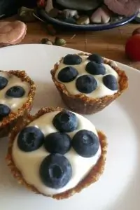 Финиковые корзиночки с голубикой