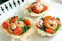 Сырные корзиночки с салатом из рукколы и креветок