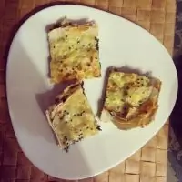 Пирог из лаваша с креветками и шпинатом