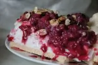 Десерт «Павлова» с малиной и гранолой