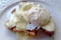 Яйца по бенедиктински под голландским соусом