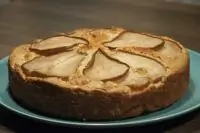 Грушевый пирог с миндалем