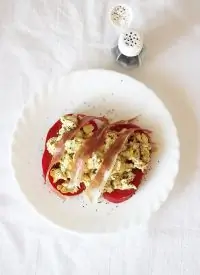 Яичница-болтунья с песто и прошутто