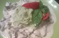 Бефстроганов с базиликовым пюре