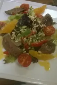 Теплый салат из печени кролика и авокадо с соусом маракуя