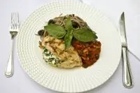 Куриные грудки с сыром фета, гречневой лапшой и соусом путанеско