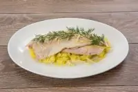 Форель, запеченная в бумаге, с картофелем
