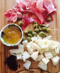 Мясная-сырная тарлека в стиле тапас