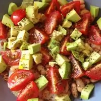 Салат с белой фасолью, соусом песто и орехом пекан