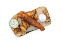 Фиш-энд-чипс с соусом тартар