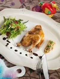 Цыплята с винегретом из утиной печени и салатом