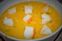 Горошница с овощами, копченостями и гренками